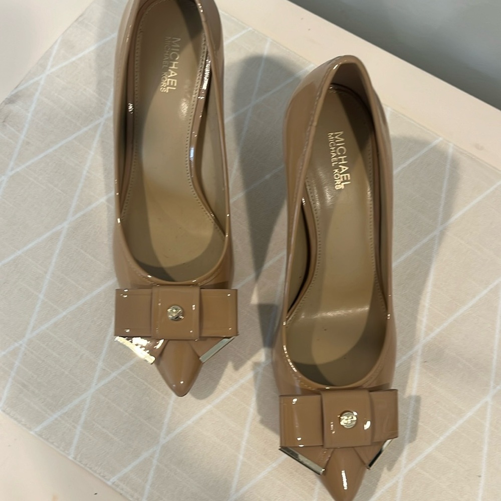 Michael kors bow front heel